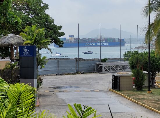 ein großes Container-Schuff fährt in den Kanal ein
