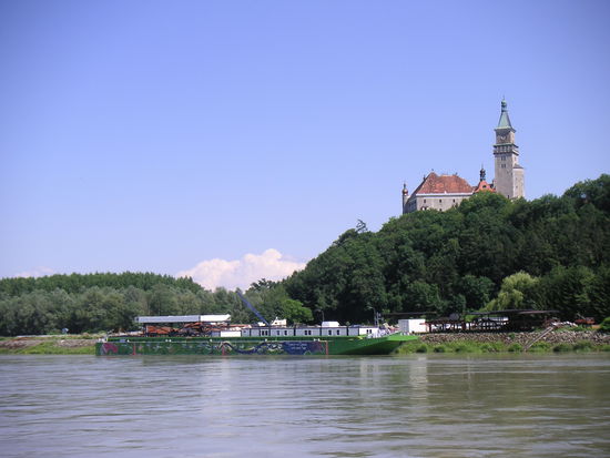Wallsee
KM 2093 LU
In der Einfahrt zum Altarm liegt jenes Schiff, mit dem Hubert von Goisern im gleichen Jahr seine musikalische Donaureise bis ins Delta unternimmt.