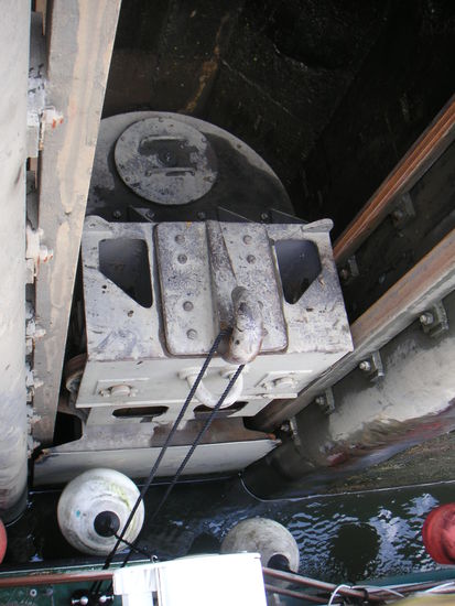 Riesige Schwimmpoller in der Schleuse