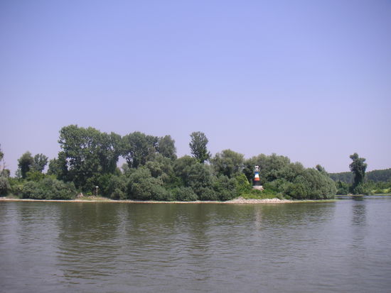 Ein Leuchtturm an der Donau!
Bei KM 1215 LU mündet die Tisa nach 977 km in die Donau. 545 km könnte man da hinauffahren.