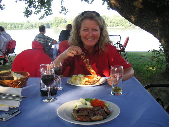 Cevapcici und Rasnici an der Donau - 
wir sind im Urlaub!