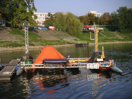 Feuerwehrzillen und Kampfjet-Zusatztanks tragen auch die Donau hinab