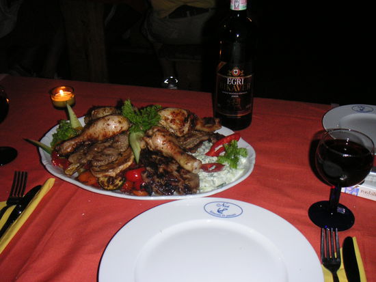 Die Freude über das Wiedersehen ist sehr groß und wir haben Glück, heute Abend ist offizielle Eröffnung des Restaurants und es gibt hervorragende Grillspezialitäten.