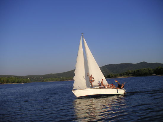 Gleich nach der Einfahrt sehen wir Attila mit seinem Segelboot kreuzen.