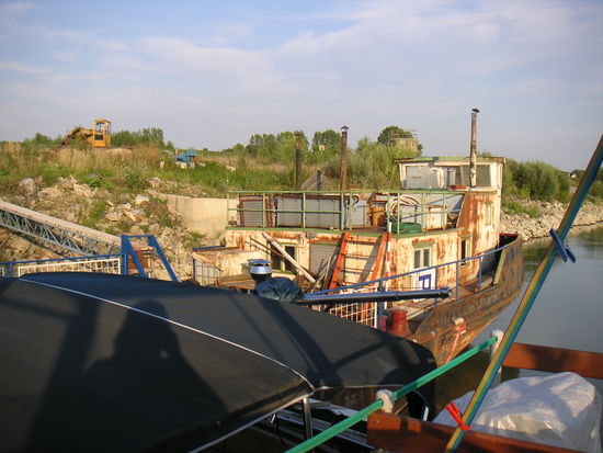 Vis á vis am linken Ufer sehen wir jedoch einen verrosteten Kahn, an dem die 10 Meter lange "Hildegard" liegt.