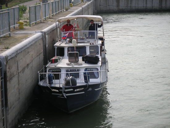 Wir starten auch gleich und begrüßen kurz darauf Helmut und Helge Hauck von der "Ibis" aus Korneuburg.