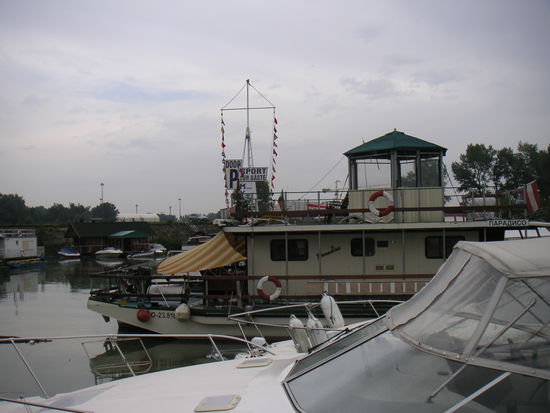 Der von Wind und Wetter schon stark mitgenommene und mittlerweile undichte weiße Schirm über dem Steuerstand wird gegen einen neuen grünen ausgetauscht.