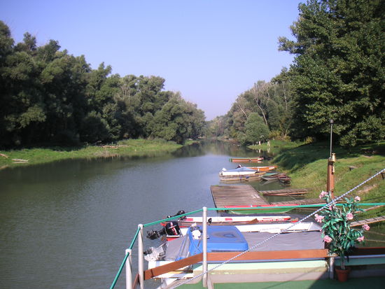 Wir sehen zu unserer Überraschung, dass der Seitenarm ausgebaggert wurde und die Stege wieder voll funktionsfähig sind.