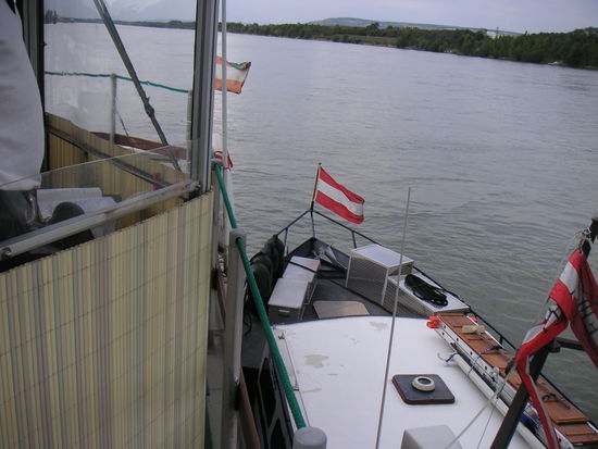 Da die Paradiso um einiges höher ist, als die "Phönix", sieht Bobby so gut wie gar nicht zum Ufer.