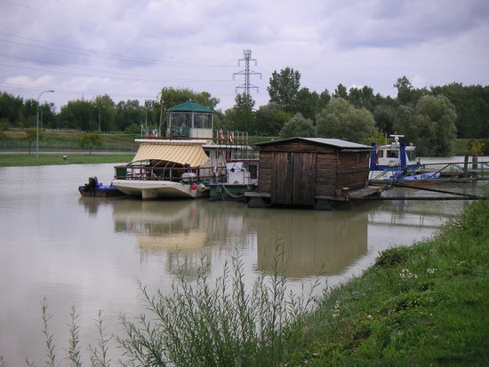 Wir legen am Messschiff der "viadonau" an.