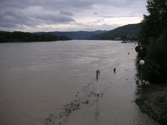 Am Nachmittag wird der mobile Hochwasserschutzdamm aufgebaut