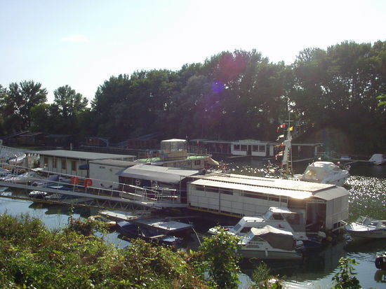 Yachtclub Dodo in Bratislava
KM 1865 LU
Gemütliche Atmosphäre und sensationelles Essen.
http://dodohexe.szm.com