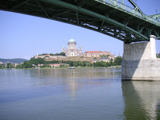 Estergom
KM 1719 RU
Blick auf die Kathedrale
Über die Brücke spaziert man zu Fuß nach Sturovo/Slowakei