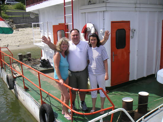 am Restaurantschiff "Noe"
KM 1668 RU
1. Offizier Brigitte, Csaba und Sandors Frau Ivy