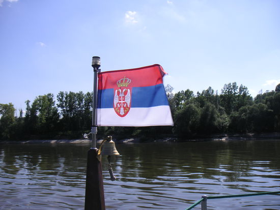 Ab Bezdan weht erstmals die Gastlandflagge Serbiens auf der Paradiso