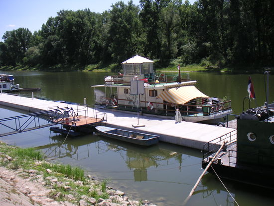 Marina Apatin
Moderne Betonstege mit Wasser und Stromanschluss
KM 1401 LU