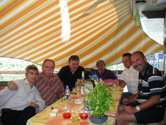 Mihael (mit Kappe) macht uns mit den dynamischen Stadtentwicklern bekannt.