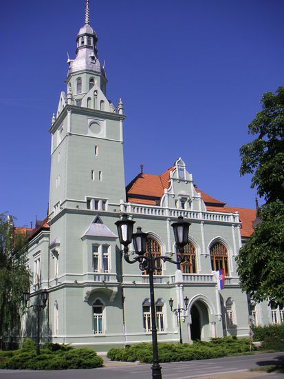 Das schmucke Rathaus von Apatin liegt in der Fußgeherzone. Rundum locken Geschäftsstraßen zum Bummeln.
