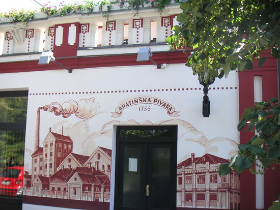 "Jelen", der röhrende Hirsch, heißt das Bier aus der zweitgrößten Brauerei Serbiens (gehört zum Becks-Konzern)