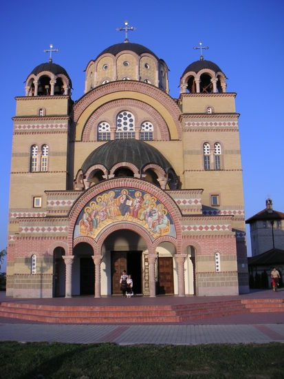 Sehenswert ist die orthodoxe Kirche direkt an der Donau