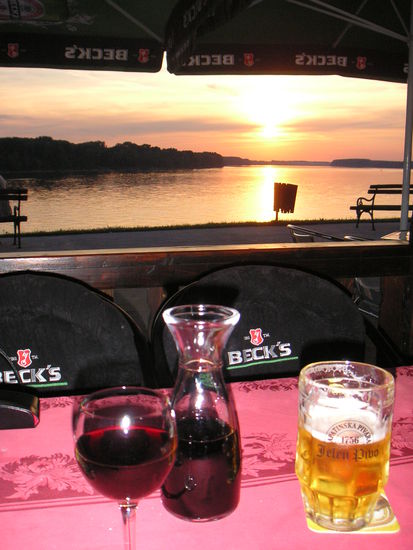 Sonnenuntergang wie in der Karibik auf der Donauterrasse der 
"Zlatka Kruna" (Gasthof "Goldene Krone")