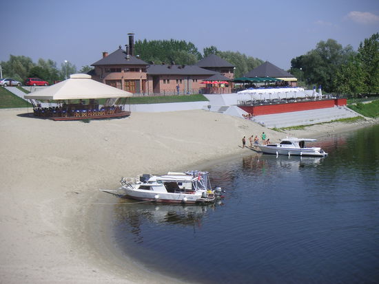 Am Ende des Hafenbeckens: das "Plava Ruza" - ein First-Class-Restaurant, wo keine Speise mehr als € 10,- kostet.