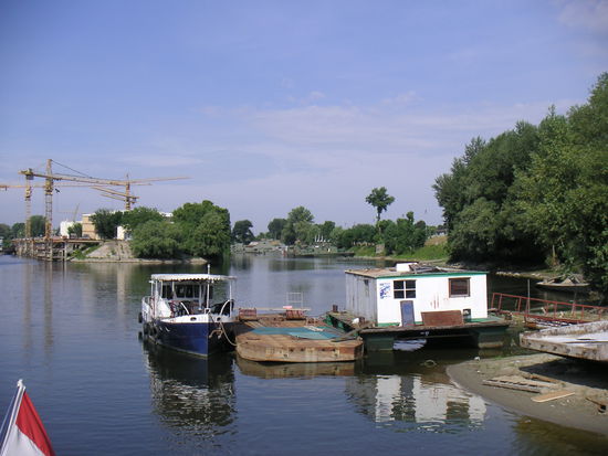 Die "ALA" liegt am Ende des Hafenbeckens, dahinter die serbische Donaumarine