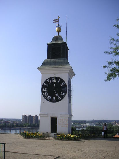 Der berühmte Uhrturm der Festung Peterwardein. 
Man beachte: der große Zeiger gibt die Stunde an