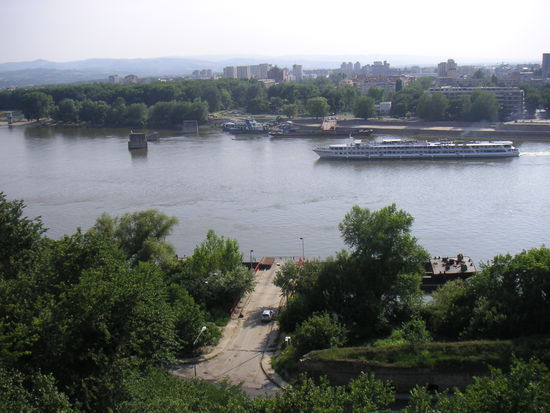Blick von Peterwardein auf Novi Sad
Links die im Krieg zerstörte Brücke, rechts davon die Reste der Pontonbrücke, die jahrelang die Schifffahrt behindert hat.