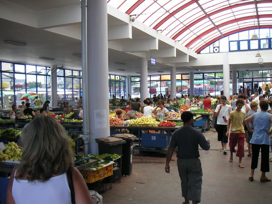 In der Markthalle von Drobeta Turnu Severin versorgen wir uns mit frischem Obst und Gemüse