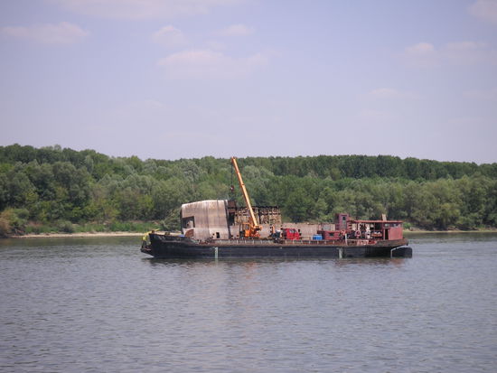 Ein Schiffswrack wird vor Ort zerlegt und abtransportiert