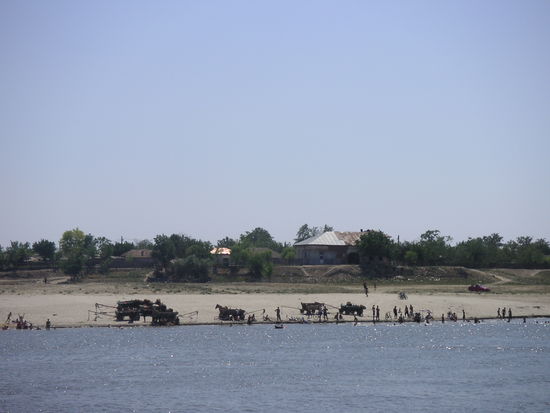 Zum Familienausflug an den Strand geht es per Pferdekutsche