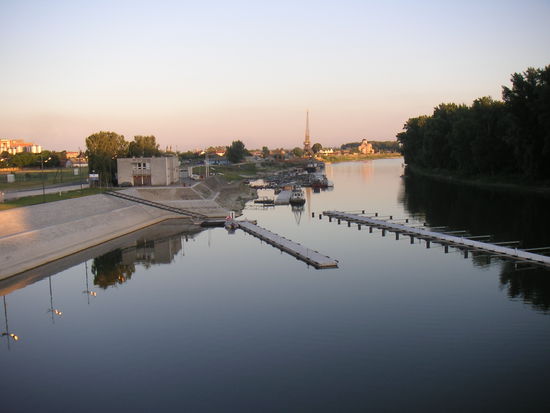 Marina im Abendsonnenschein, noch ohne Boote, dafür mit Tankstelle