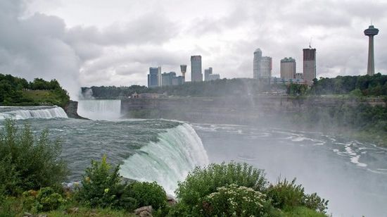 Blick zur canadischen Seite, im Vordergrund die US-Fälle