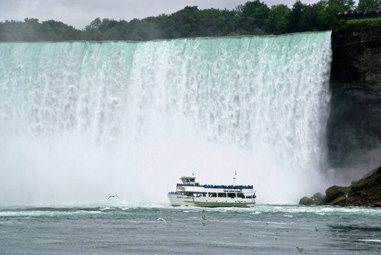 "Maid of the mist" vor den canadischen Fällen