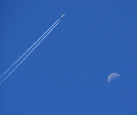 Der Mond ist den ganzen Tag sichtbar.