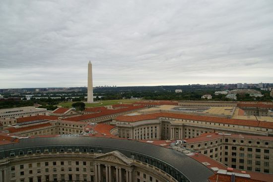 Blick vom Turm auf das Reagan Building und das Washington Monument
