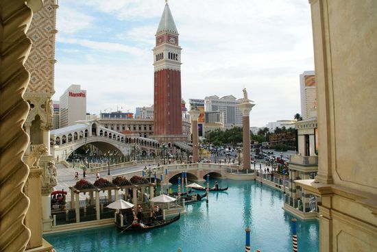 Vor dem Venetian, samt Siena-Turm