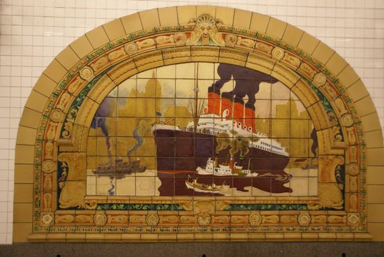 Ein Mosaik an einer Metrostation