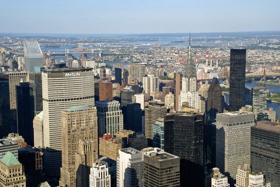 Das Gebäude mit dem gefächerten Dach ist das Chrysler Building