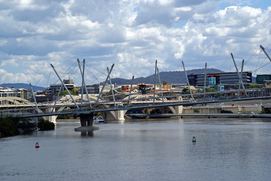 Neue Fußgängerbrücke - wurde erst vor 4 Tagen eröffnet.