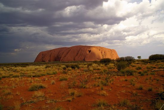 Gewitterwolken über dem Uluru