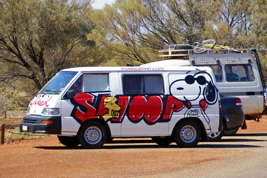 Einer der vielen, lustig bemalten Backpacker-Vans