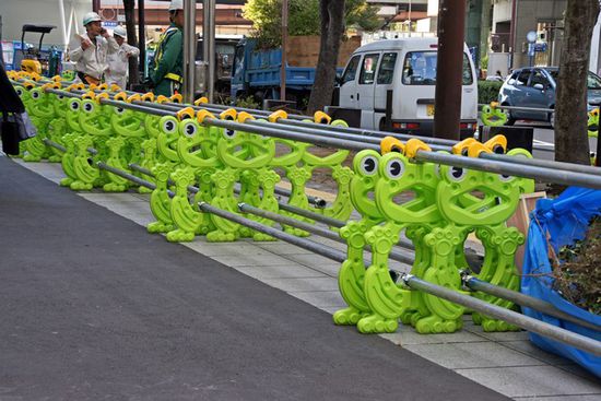Rohrhalter einmal anders. Sieht doch gleich viel freundlicher aus, so als Baustelle!