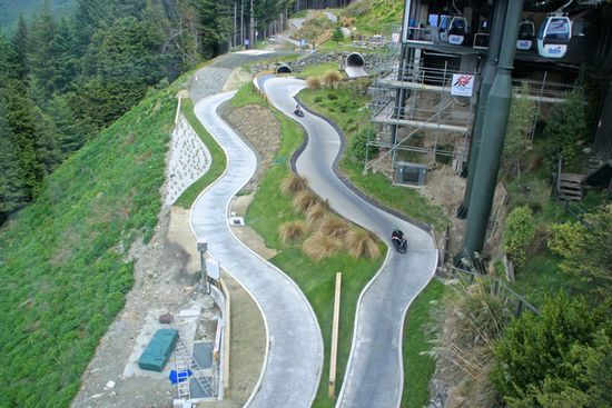 Wir würden Sommerrodelbahn dazu sagen, hier heisst es "Luge".