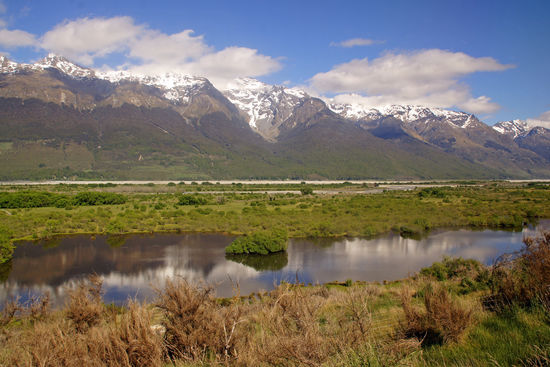 Hier wollte Jackson eigentlich drehen, aber er bekam keine Genehmigung wegen des Nationalparkes. So drehte er auf "seinem" Parkplatz in Wellington, in dem er dort die "Dead Marshes" nachbildete und nur weit entfernt geschossene Hubschrauberbilder der Berge einfügte.