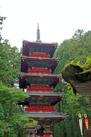 5-stöckige Pagode = buddhistisch