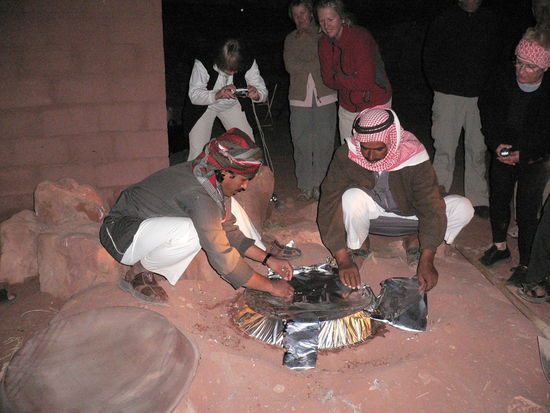 Die Beduinen öffnen den Erdofen