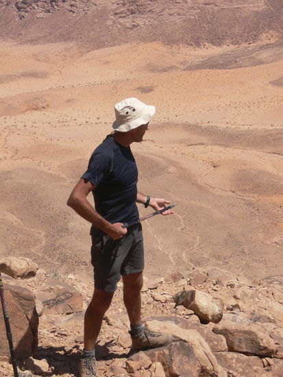 Auf dem Geröllberg hoch über dem Wadi Rum erklärt uns Jean-Luc die Landschaft