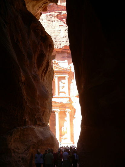 der morgendliche Blick aus dem "Siq" auf das "Schatzhaus"